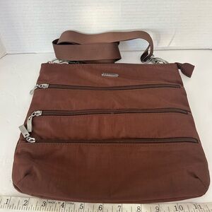 Like new Baggallini Big Zipper crossbody Bag Brown Pockets Lightweight